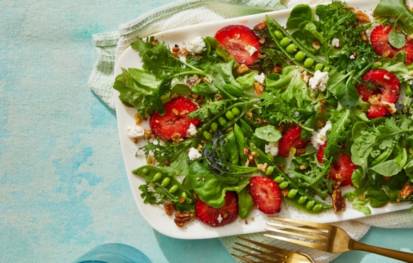 salad with peas and strawberries