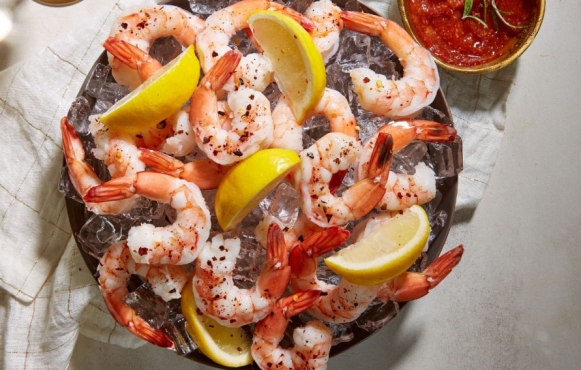 shrimp with lemon in bowl with ice